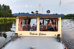 Párty loď na rozlučkové plavbě nedaleko Modřan