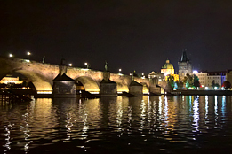 Jedinečná atmosféra nočních plaveb Prahou